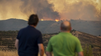 world breaking news today september 1 wildfire rages in southern spain forcing over 3000 people to evacuate