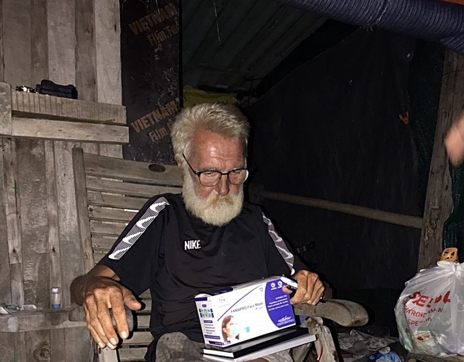 foreigner stranded in vietnam got support from old poor vietnamese couple