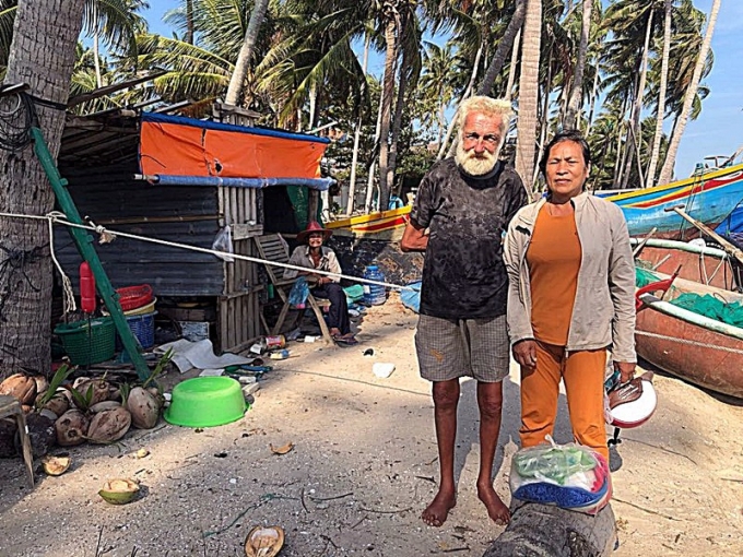Foreigner stranded in Vietnam got support from old poor Vietnamese couple