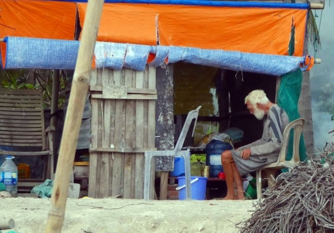 foreigner stranded in vietnam got support from old poor vietnamese couple