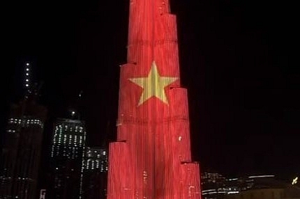 World’s tallest building illuminated with Vietnamese flag