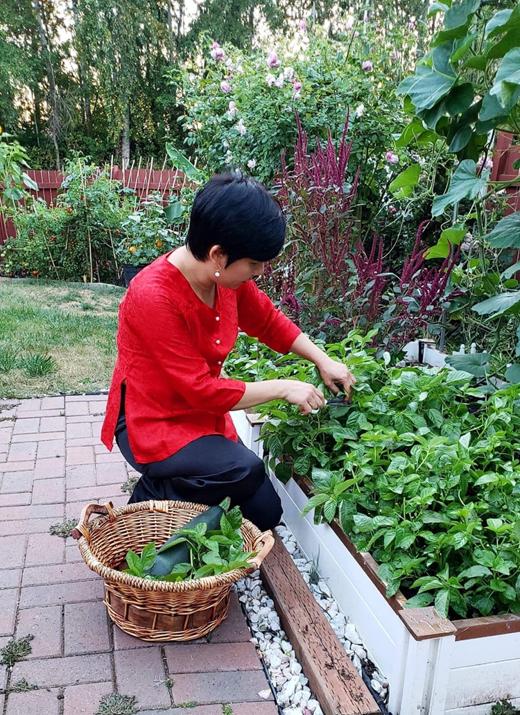 Dreamlike Vietnamese flowers and veggies garden in the US