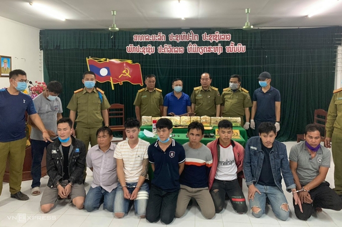 lao men caught for illegally transporting meth into vietnam