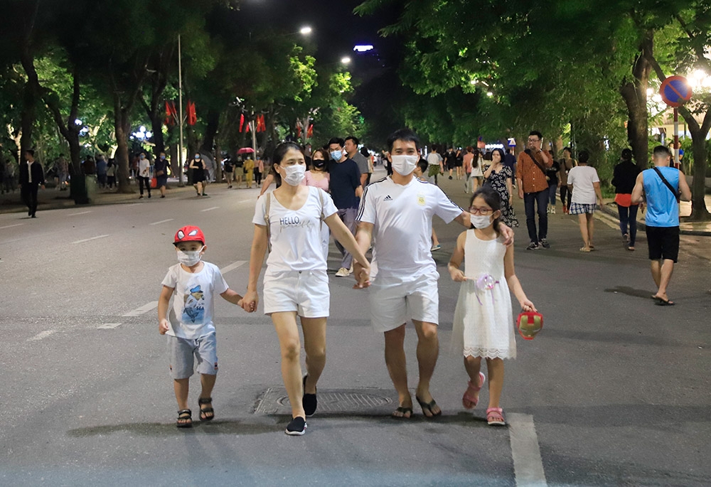 Hanoi pedestrian street and Old Quarter resume activities after COVID-19 restriction