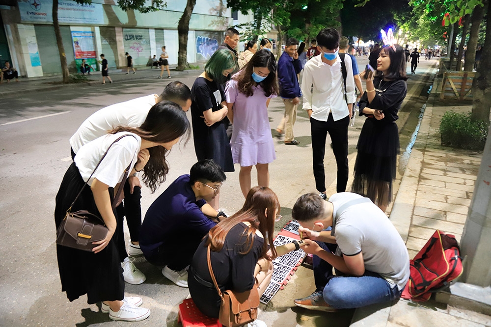 Hanoi pedestrian street and Old Quarter resume activities after COVID-19 restriction