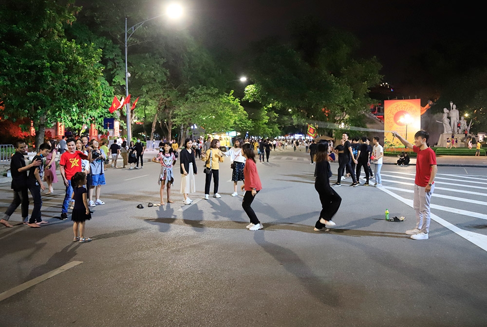 Hanoi pedestrian street and Old Quarter resume activities after COVID-19 restriction