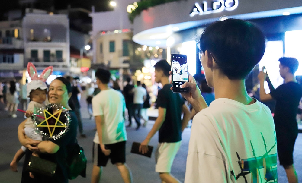 Hanoi pedestrian street and Old Quarter resume activities after COVID-19 restriction