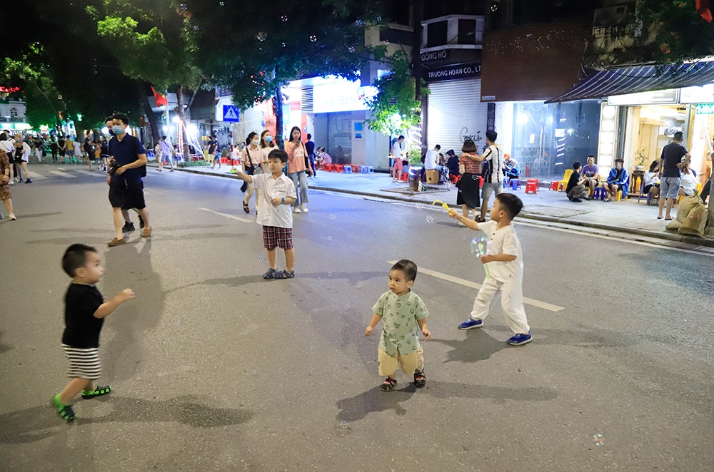 Hanoi pedestrian street and Old Quarter resume activities after COVID-19 restriction