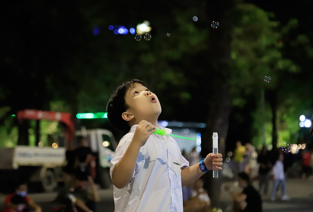 Hanoi pedestrian street and Old Quarter resume activities after COVID-19 restriction