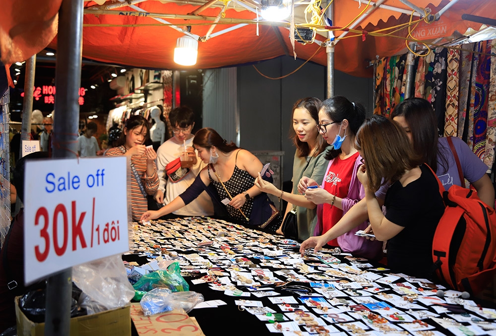 Hanoi pedestrian street and Old Quarter resume activities after COVID-19 restriction