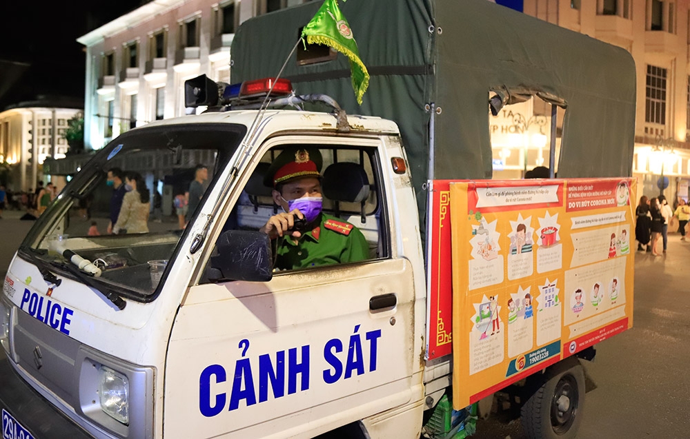 Hanoi pedestrian street and Old Quarter resume activities after COVID-19 restriction