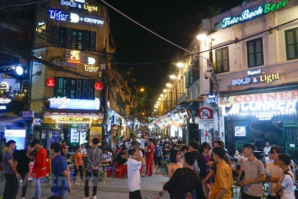 Hanoi pedestrian street and Old Quarter resume activities after COVID-19 restriction