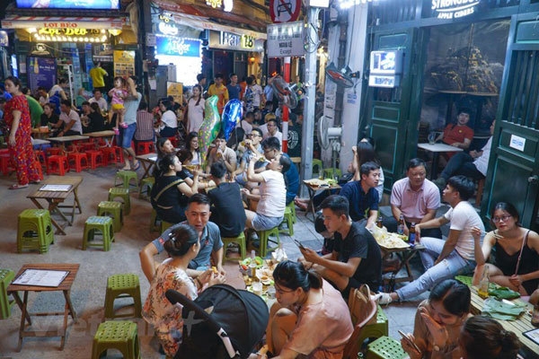 Hanoi pedestrian street and Old Quarter resume activities after COVID-19 restriction