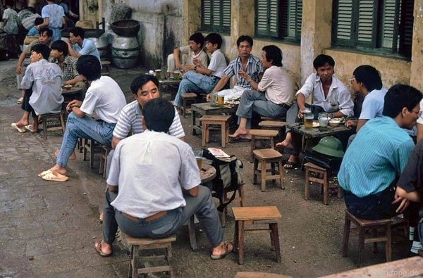 Back in time with invaluable photos of Hanoi in 1990s