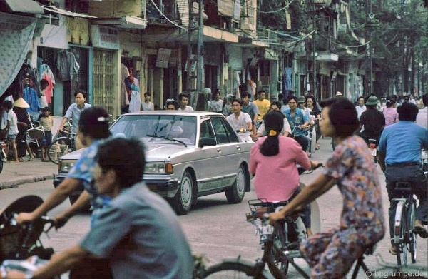 Back in time with invaluable photos of Hanoi in 1990s