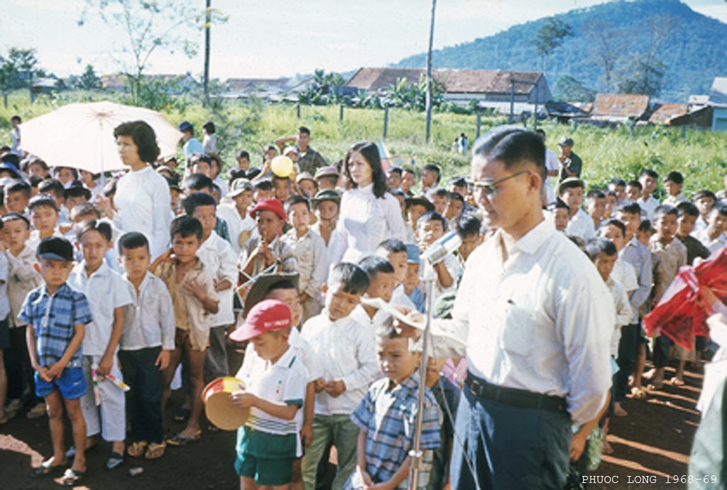 Visual memories of Mid-Autumn decades ago in rare color photos