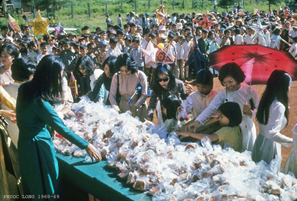 Visual memories of Mid-Autumn decades ago in rare color photos