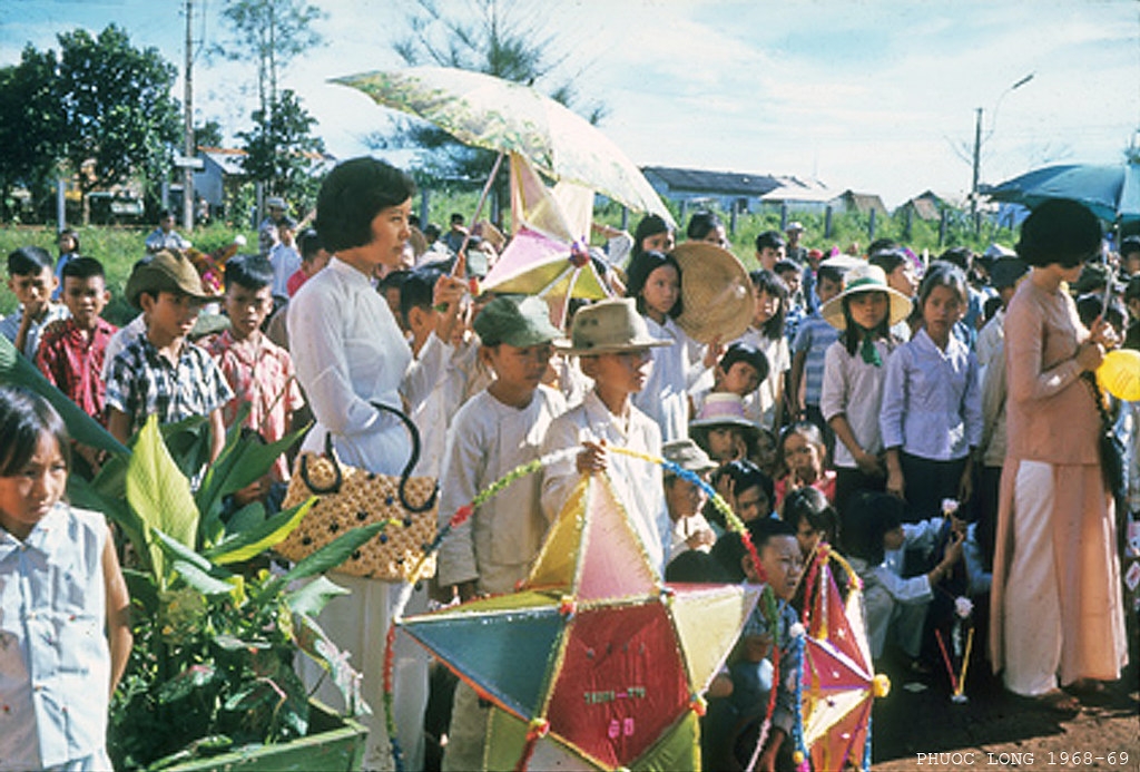 Visual memories of Mid-Autumn decades ago in rare color photos