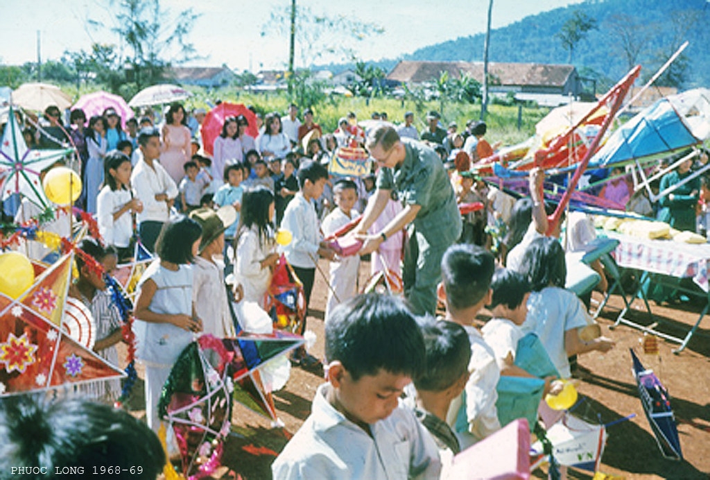 Visual memories of Mid-Autumn decades ago in rare color photos