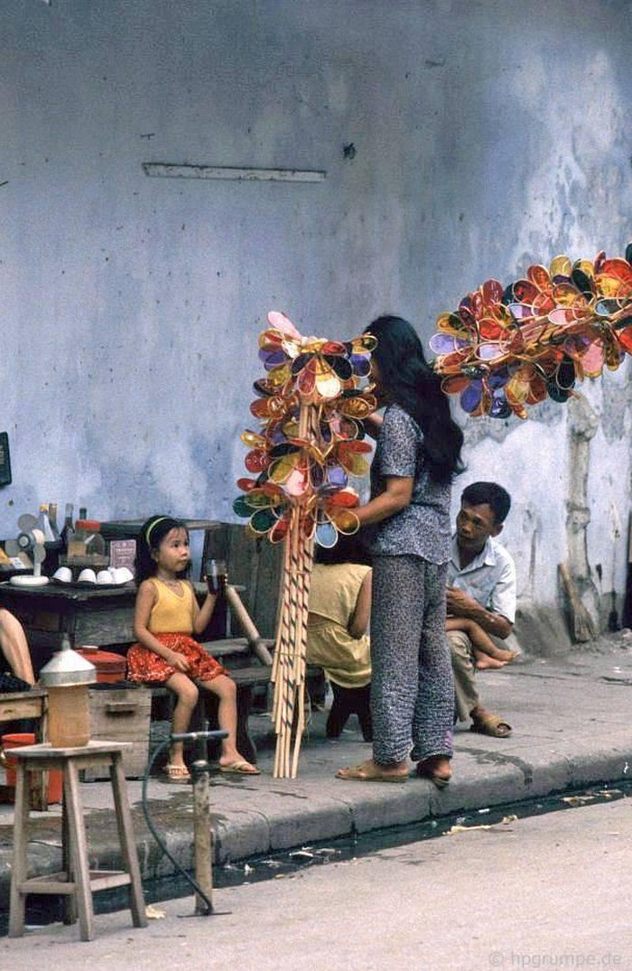 Visual memories of Mid-Autumn decades ago in rare color photos