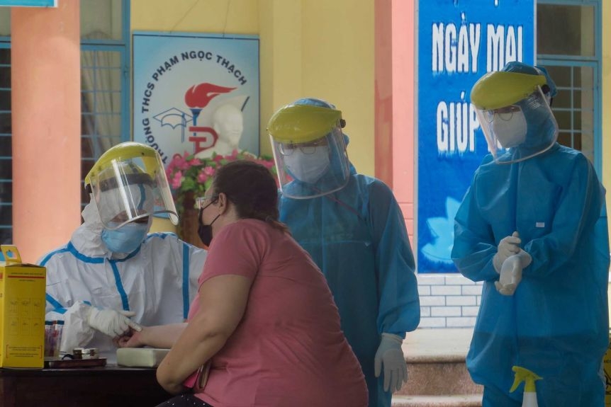 A foreign resident of Da Nang takes a coronavirus test.(ABC News: Hugh Bohane)