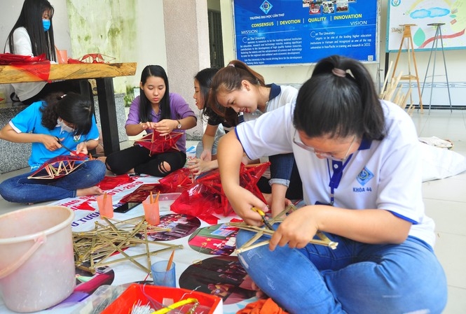 Self-made lanterns, meaningful gifts for the deprived children  in Mid-Autumn