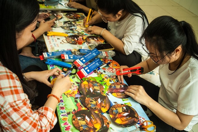 Self-made lanterns, meaningful gifts for the deprived children  in Mid-Autumn