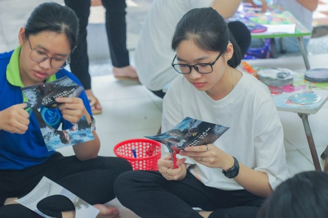 Self-made lanterns, meaningful gifts for the deprived children  in Mid-Autumn