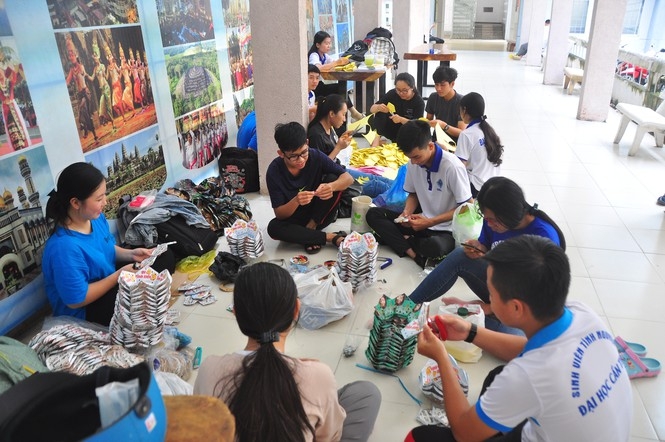 Self-made lanterns, meaningful gifts for the deprived children  in Mid-Autumn