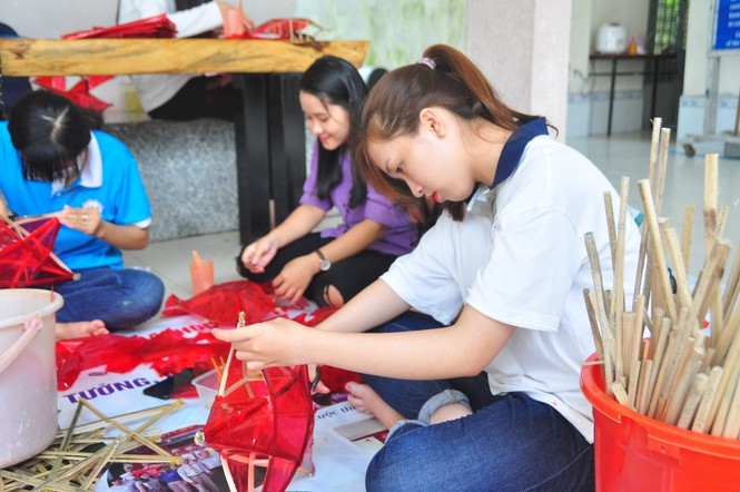 Self-made lanterns, meaningful gifts for the deprived children  in Mid-Autumn
