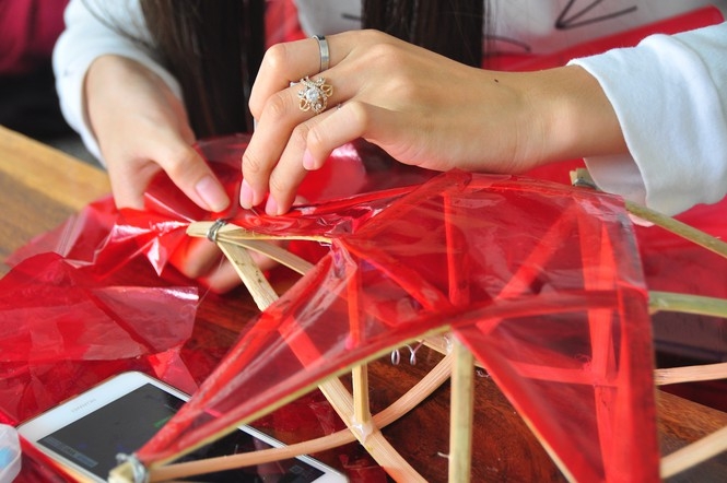 Self-made lanterns, meaningful gifts for the deprived children  in Mid-Autumn