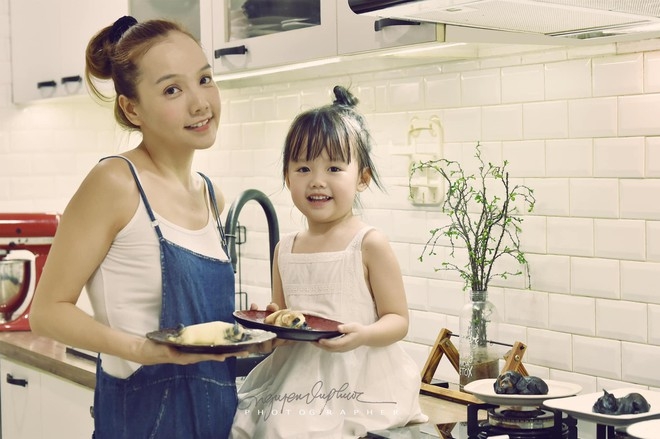 Oanh (L) and her little daughter 