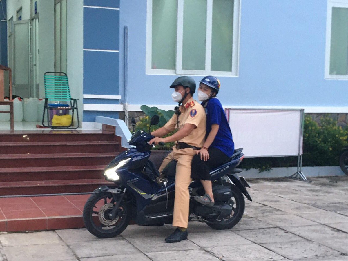 viet thai girl in love while battling covid 19 as frontline worker