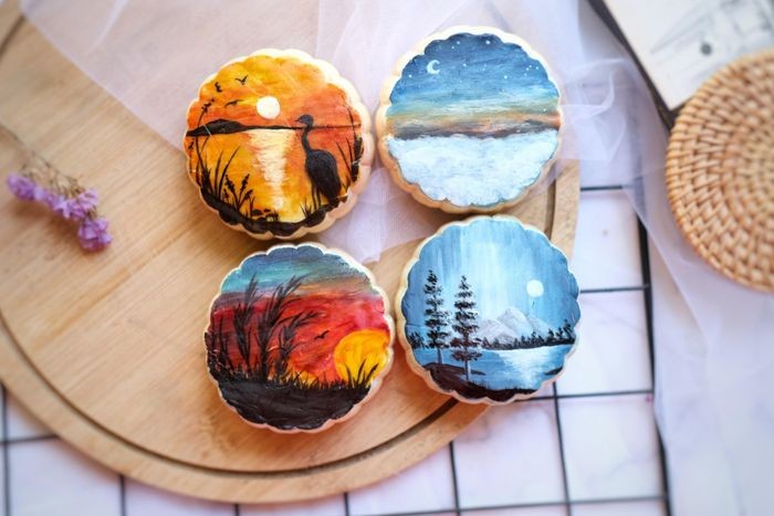 Mooncakes with Folk Paintings on Crust Hold Artistic Merits