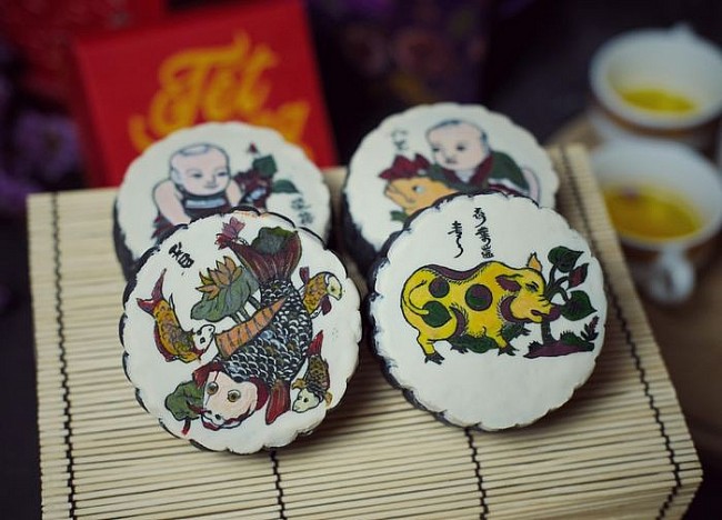 2 Traditions in 1: Baker Creates Folksy Dong Ho Paintings on Delicious Mooncakes