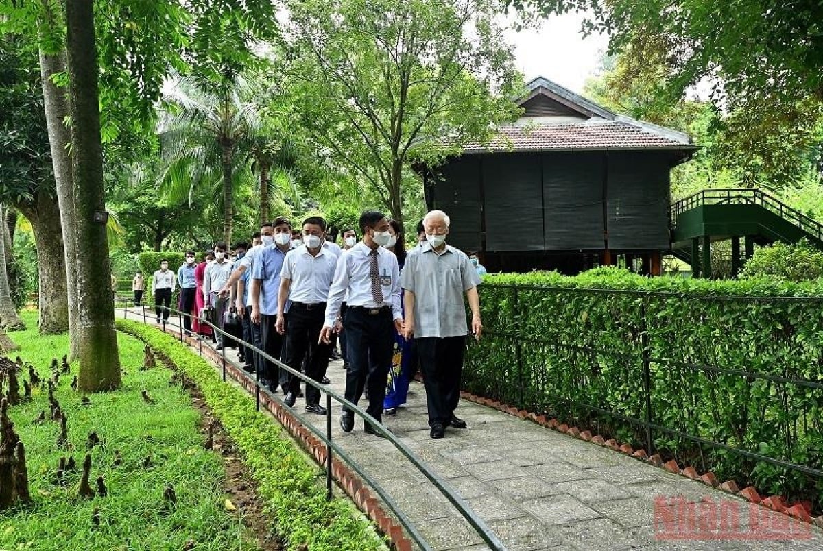 Party Chief Pays Tribute to President Ho Chi Minh on National Day