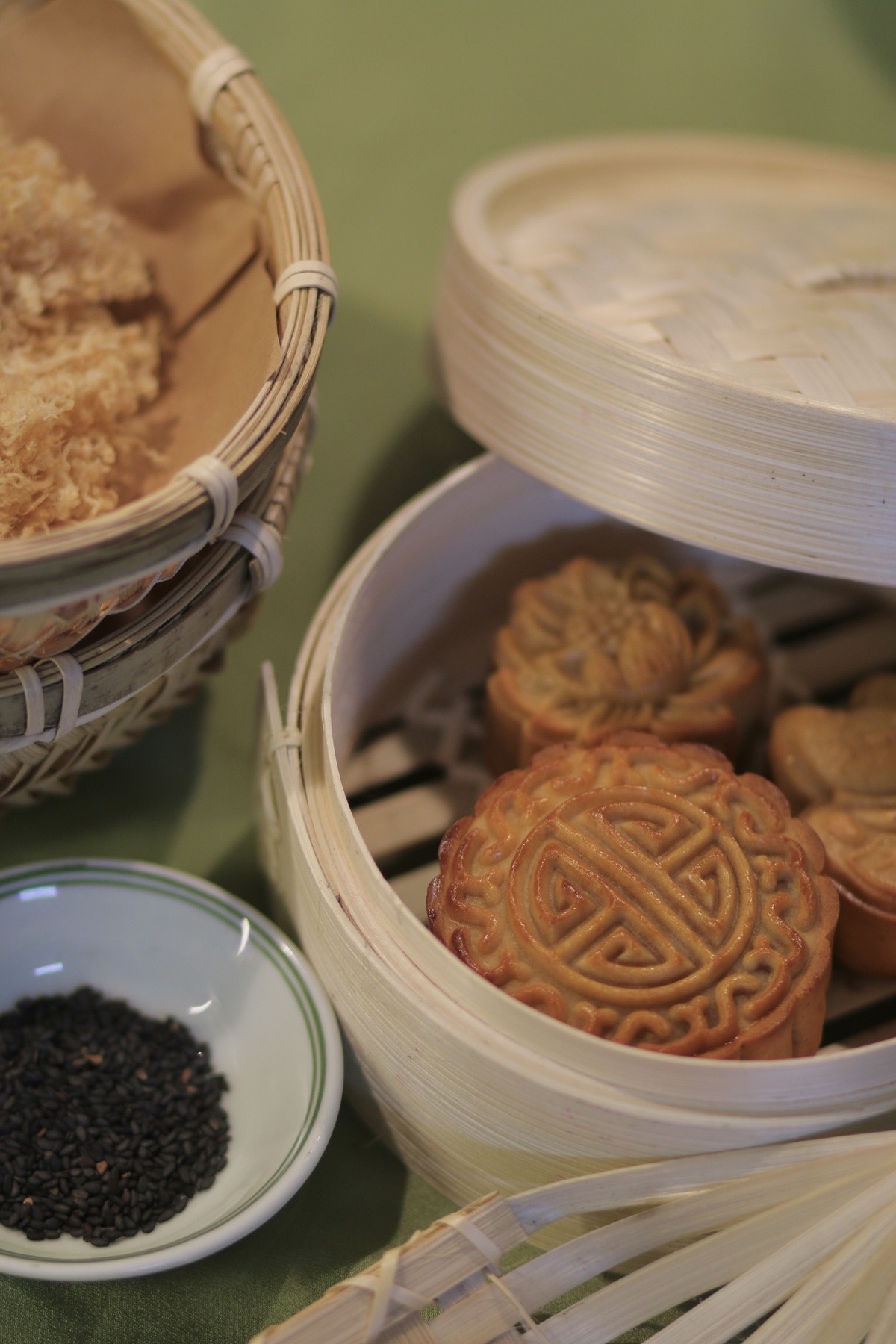 Vietnamese Youngsters Bake Mooncakes during Social Distancing