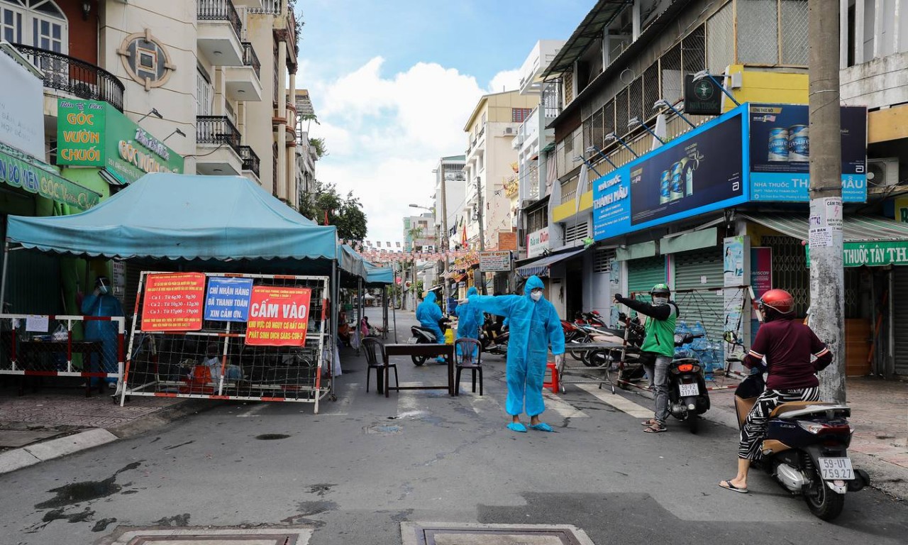 Foreign Patients Thank Vietnamese Doctors at COVID-19 Resuscitation Hospital