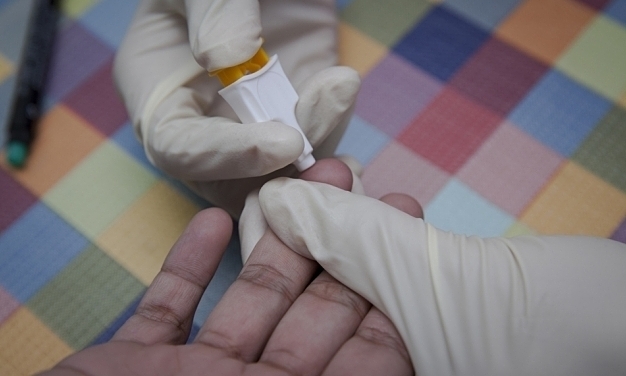 A person receives an HIV test in Vietnam. Photo by UNAIDS.