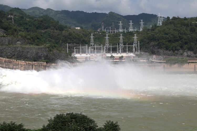 crowds of people flock to hoa binh hydropower to watch flood release