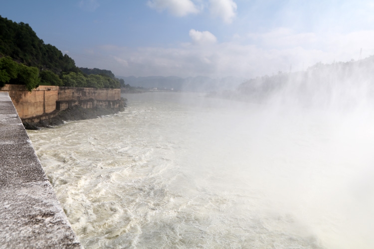 crowds of people flock to hoa binh hydropower to watch flood release