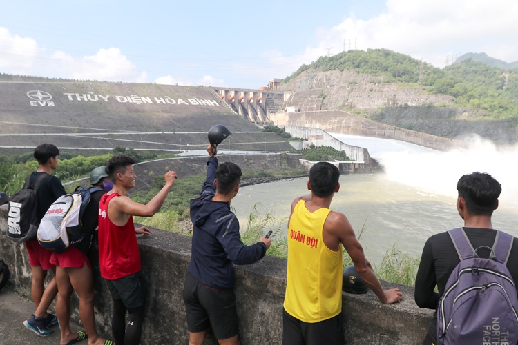 Crowds of people flock to Hoa Binh Hydropower to watch flood release