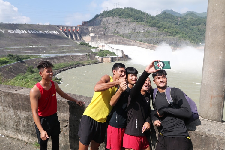 Crowds of people flock to Hoa Binh Hydropower to watch flood release