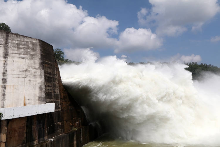 Crowds of people flock to Hoa Binh Hydropower to watch flood release