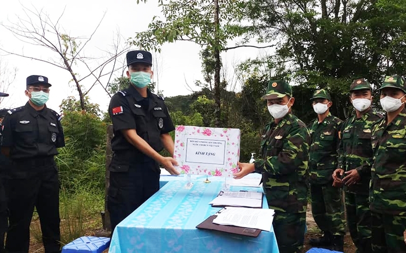 Representative of Sen Thuong Border Guard Station, Vietnam gave souvenirs to Giang Thanh Border Management Company, China. 