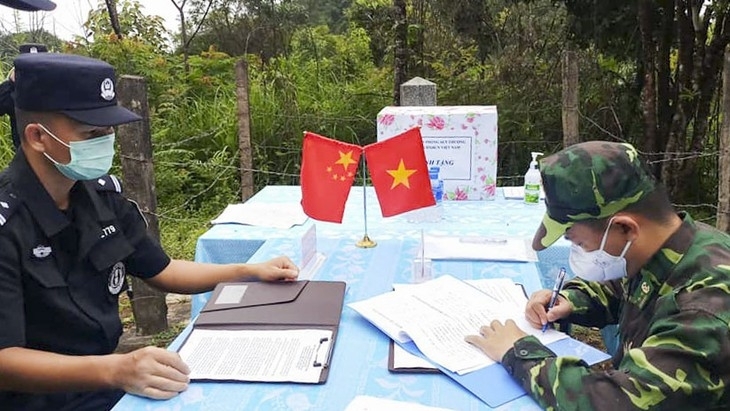 Representatives of the two sides at the landmark 12 (Photo: Bao Nhan Dan) 