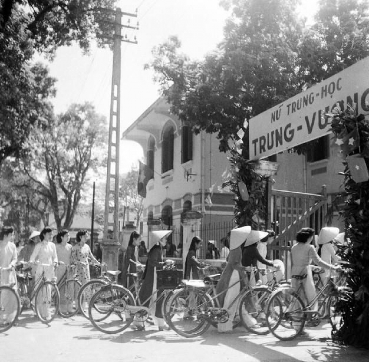 Valuable photos of Hanoi Liberation Day in 1954