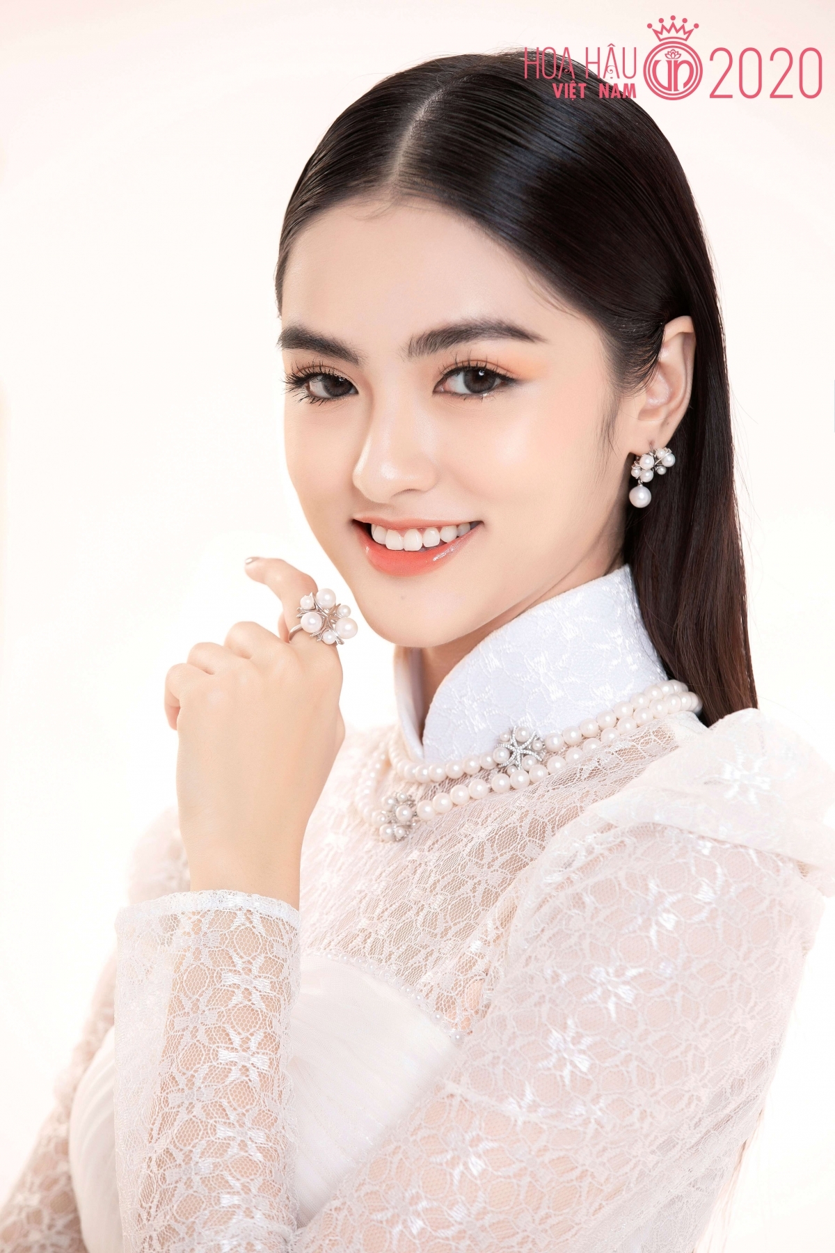 Traditional Ao Dai accentuates top Miss Vietnam contestants traditional ao dai accentuates top miss vietnam contestants