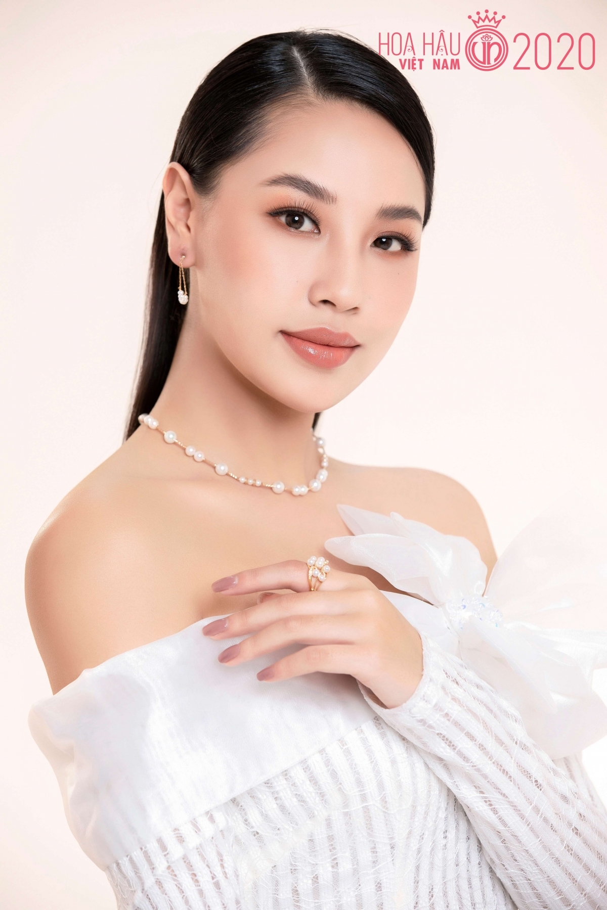 Traditional Ao Dai accentuates top Miss Vietnam contestants traditional ao dai accentuates top miss vietnam contestants