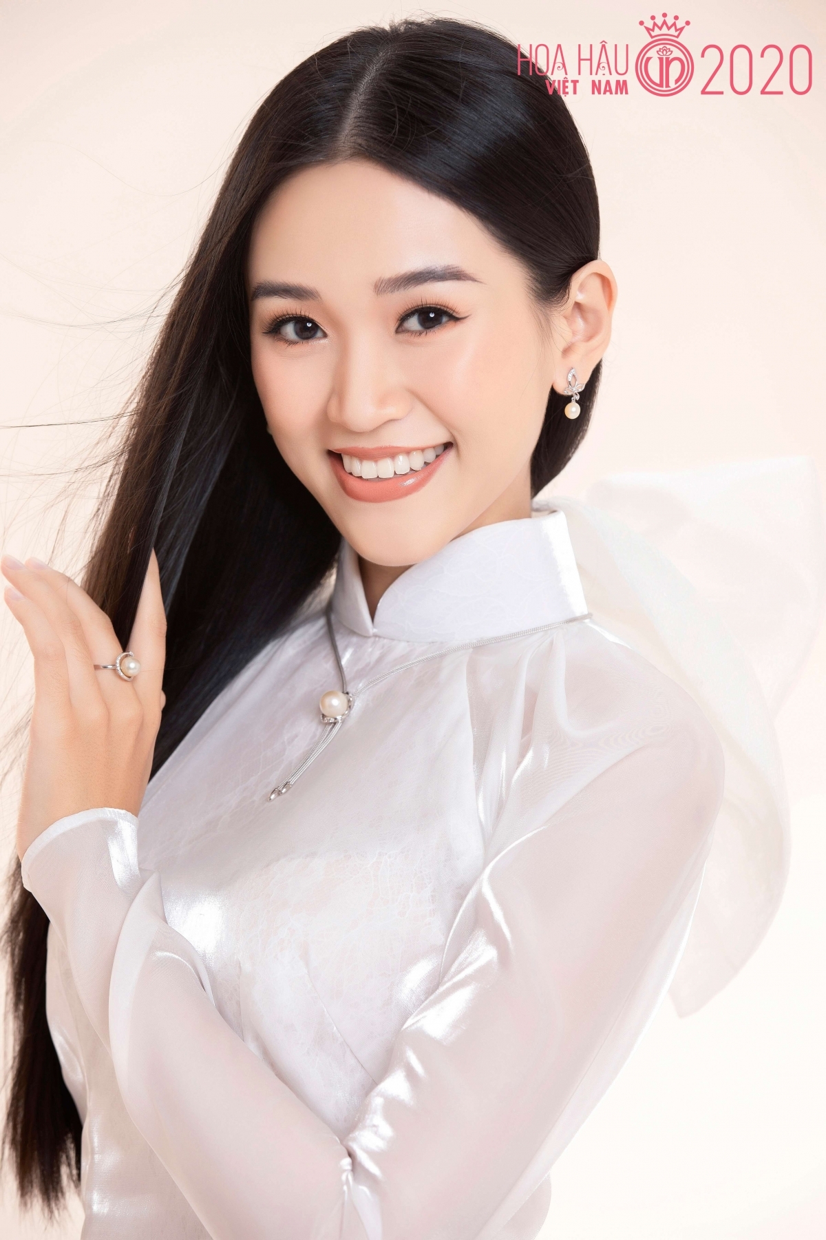 Traditional Ao Dai accentuates top Miss Vietnam contestants traditional ao dai accentuates top miss vietnam contestants